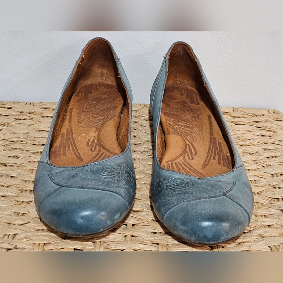BORN Teal Blue Tooled Leather with Floral Design Flats Size 7 - Picture 2 of 11